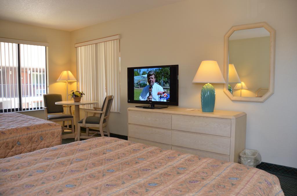 פוינסיאנה Cypress Cove Nudist Resort חדר תמונה