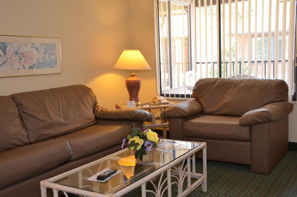 פוינסיאנה Cypress Cove Nudist Resort חדר תמונה
