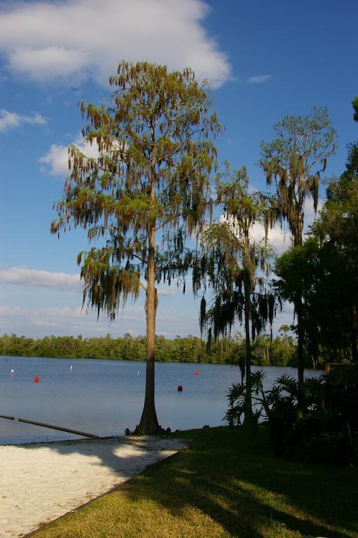 פוינסיאנה Cypress Cove Nudist Resort מראה חיצוני תמונה