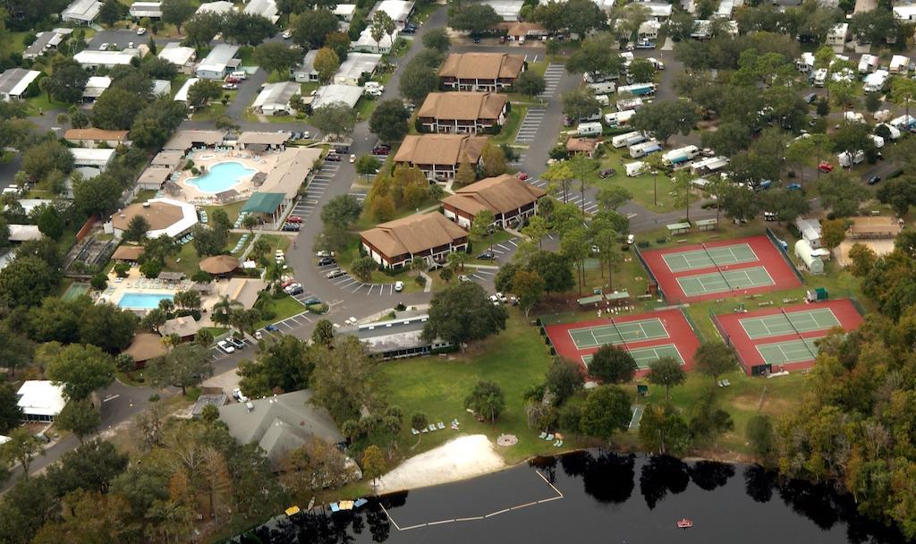 פוינסיאנה Cypress Cove Nudist Resort מראה חיצוני תמונה