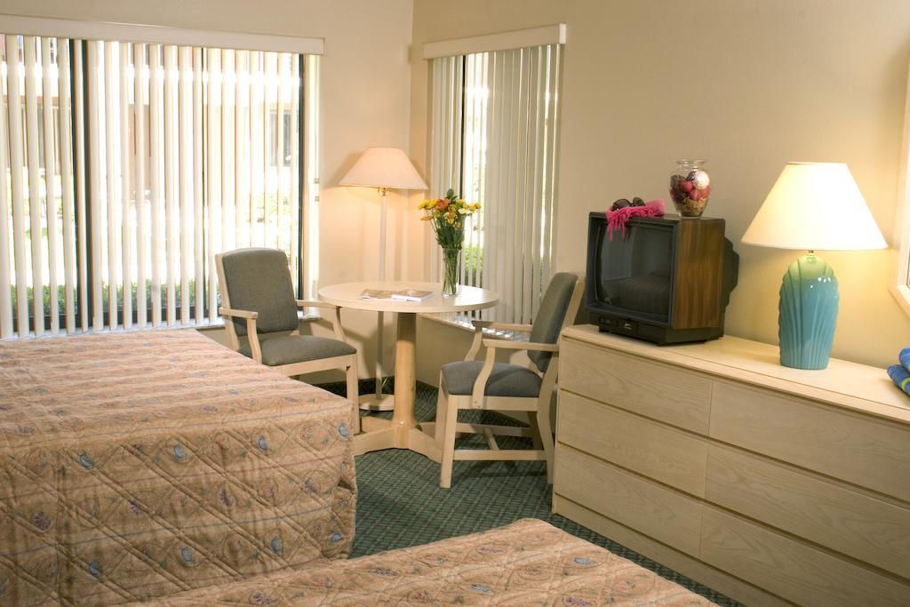 פוינסיאנה Cypress Cove Nudist Resort מראה חיצוני תמונה