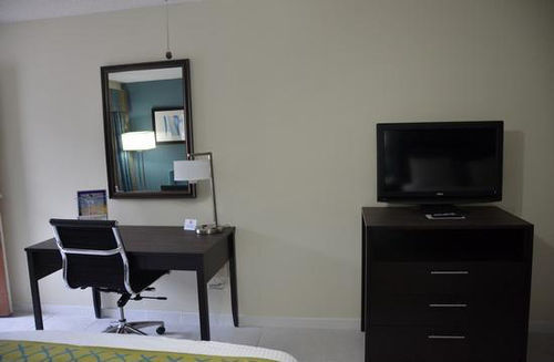 פוינסיאנה Cypress Cove Nudist Resort מראה חיצוני תמונה