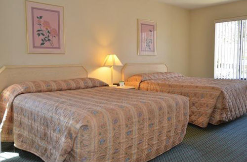 פוינסיאנה Cypress Cove Nudist Resort מראה חיצוני תמונה